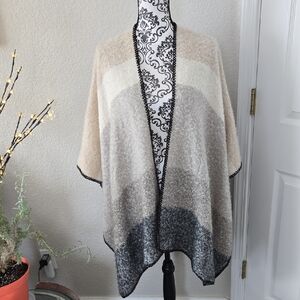 Vince Camuto Women's Cream and Gray Poncho